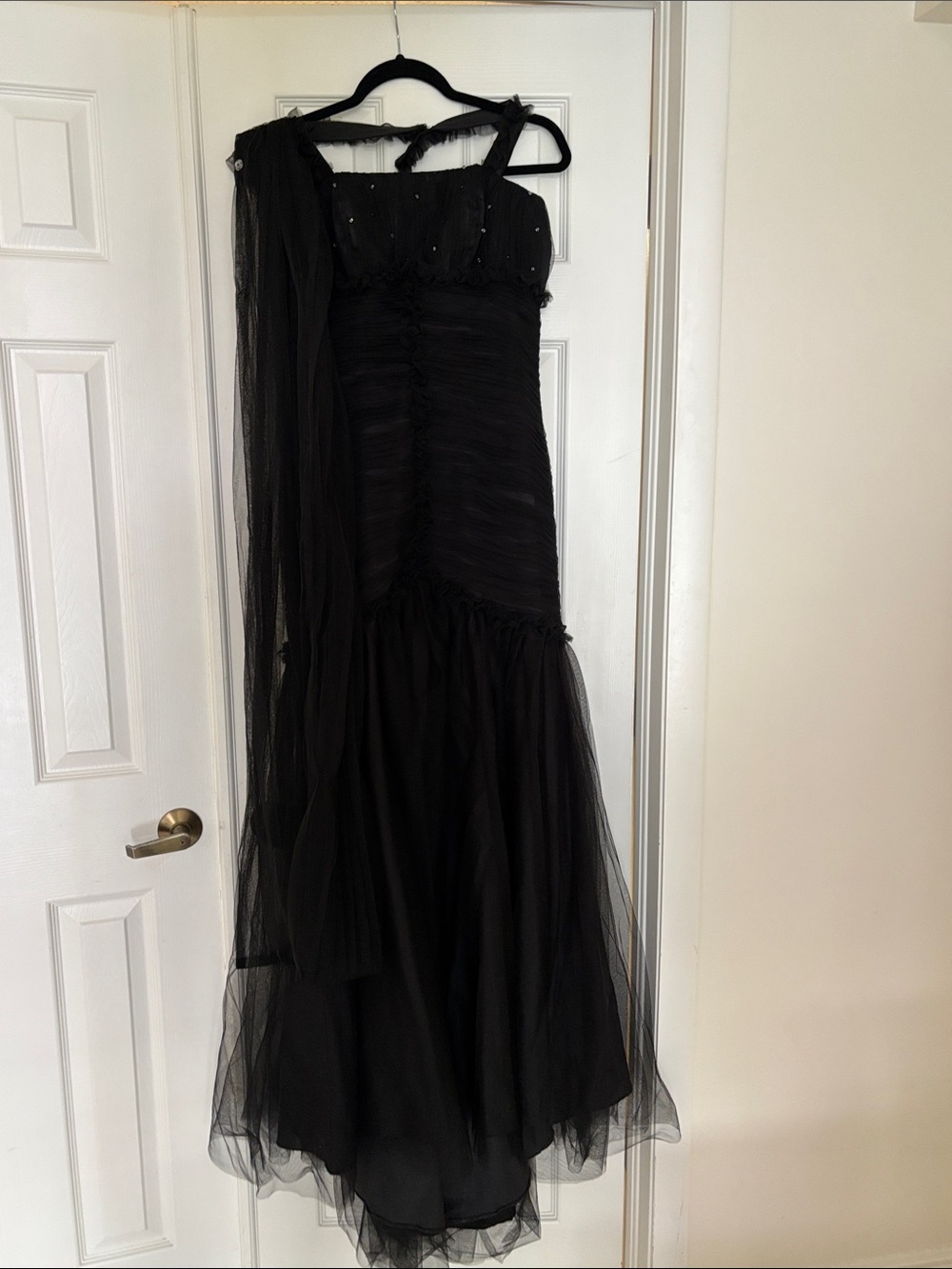 Elegant Black Strapless Evening Gown with Tulle Overlay, Shawl & Gorgeous Train